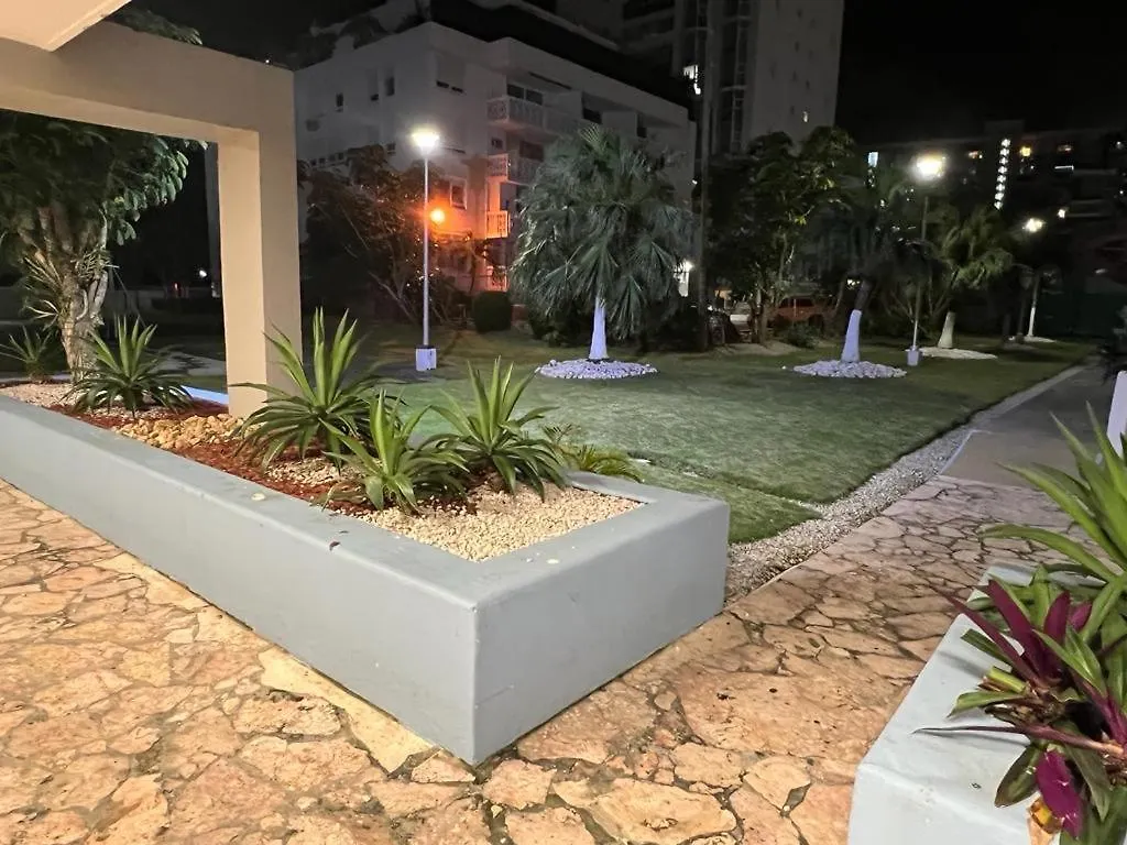 Beachfront Tropical Tantra Apartment サンジョアン 0*,  プエルトリコ