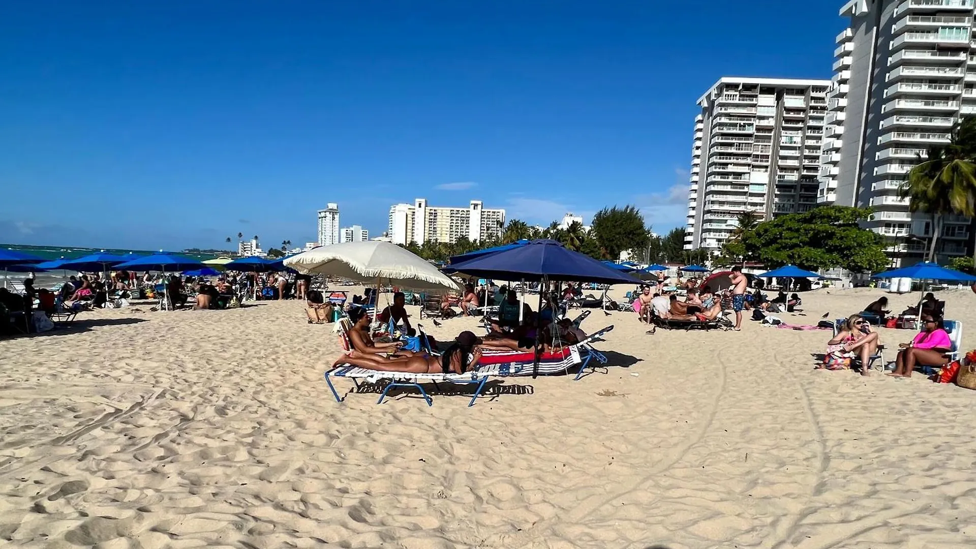 Beachfront Tropical Tantra Apartment サンジョアン