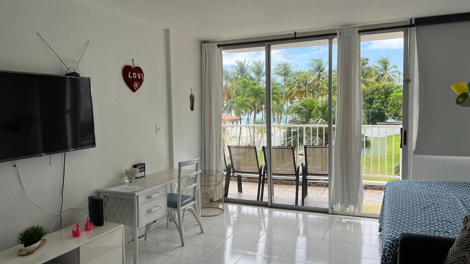 Beachfront Tropical Tantra Apartment サンジョアン プエルトリコ