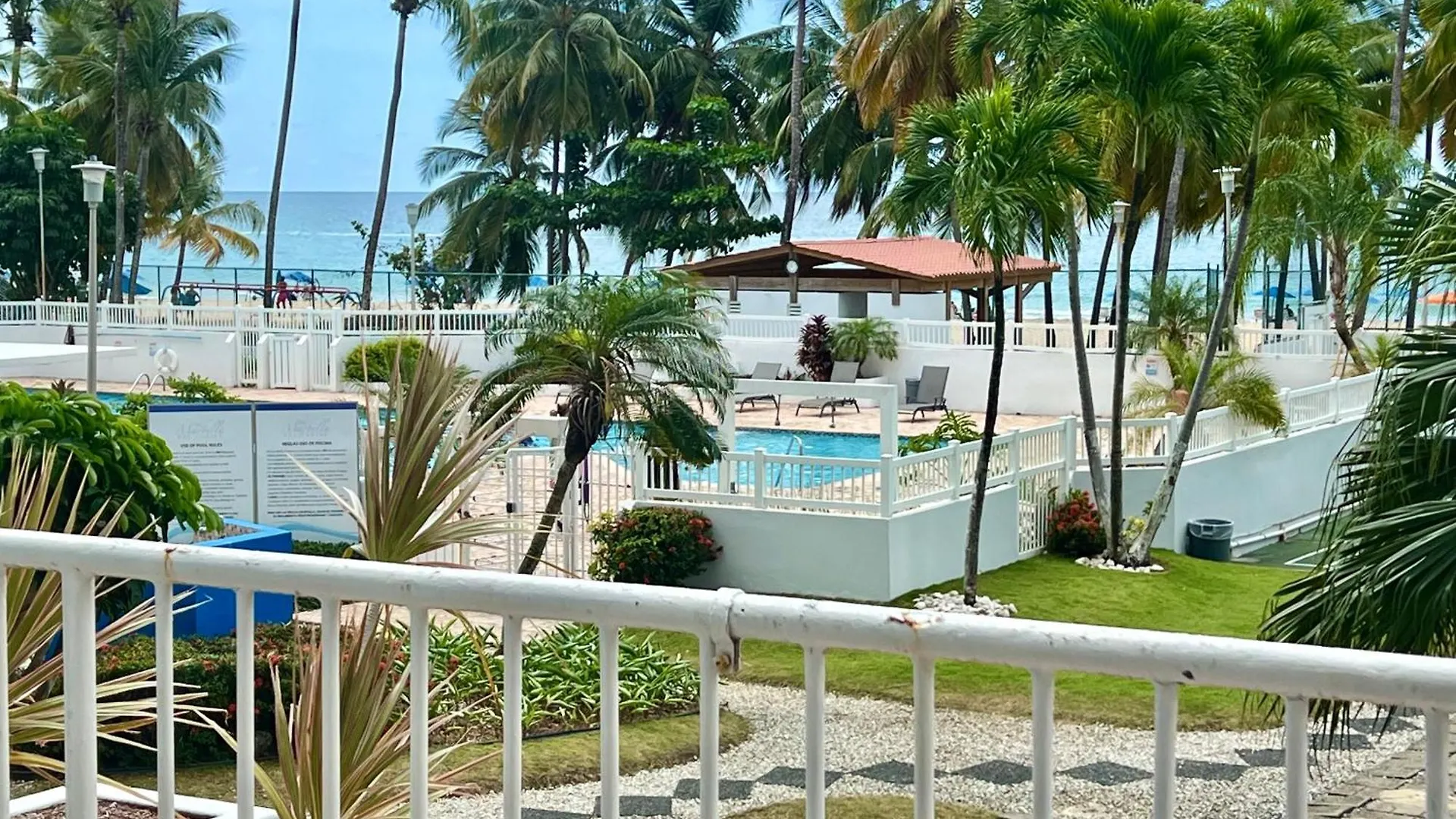 Beachfront Tropical Tantra Apartment サンジョアン